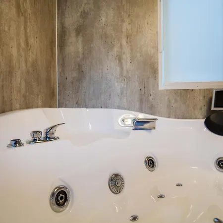 Voor Stellen Met Whirlpool En Sauna Voor Ontspanning דירה